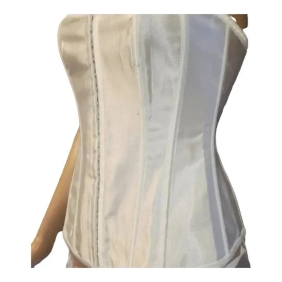 White Corset with Heart Cutout Shape on Back - Picture 6 of 9